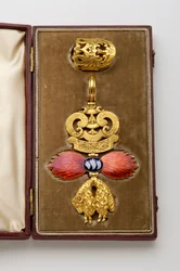 Orde van het Gulden Vlies: Spaans Gulden Vlies - Insigne behorend tot Arthur Wellesley (1769-1852) - Gemaakt door Hamlet (Londen) - Begin 19e eeuw - Goud en email - Originele kist in bordeauxrood mar