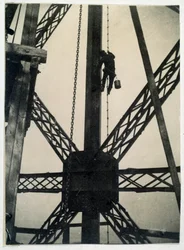 Schilder op de Eiffeltoren in 1889, Parijs
