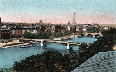 Parijs: panorama van de Seine met de Eiffeltoren op de achtergrond. Foto uit 1920 in Artistiek Album van de stad Parijs. Privécollectie