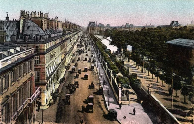 Parijs: uitzicht op het verkeer op de rue de Rivoli, richting het Louvre. Foto uit 1920 in “Artistic Album” van de stad Parijs. Privécollectie.