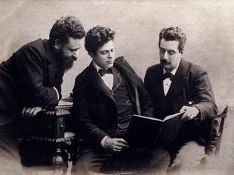 Portret van (van l. naar r.) Alberto Franchetti, Pietro Mascagni en Giacomo Puccini Italiaanse componisten Fotografie. Ca. 1900. Privécollectie