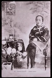 Portret van Chinese vrouw in traditionele kleding met gebonden voeten - Fotografie begin 20e eeuw - Privécollectie