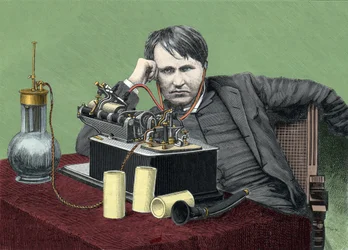 Portret van Thomas Edison (1847-1931), Amerikaanse natuurkundige, met zijn fonograaf. Gravure rond 1900.