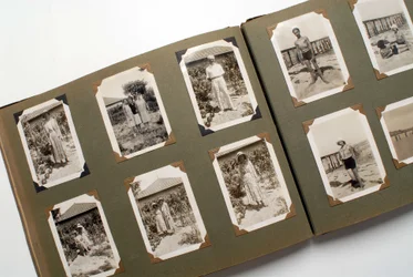 Stilleven van een fotoalbum (fotografisch) rond 1925.