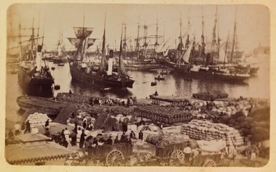De stad Marseille en zijn omgeving rond 1885-1890: Bassin de la Joliette, vracht inschepen op katten, Privécollectie