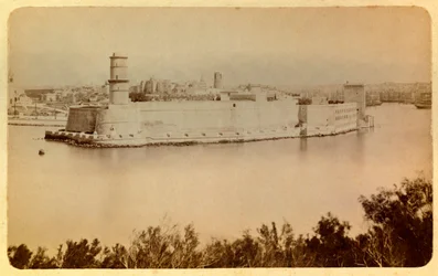 De stad Marseille en zijn omgeving rond 1885-1890: Fort Saint Jean, zicht vanaf de Pharo, privécollectie