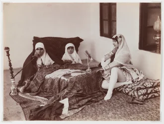 Dames rusten uit in de harem