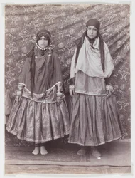 Twee vrouwen in stamkostuum