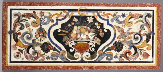 Een Florentijnse pietra dura tafelblad gecentreerd door een schaal met fruit en bloemen