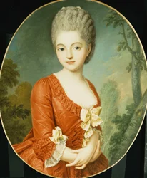 Portret van een jonge dame, half lengte, in een rode jurk met strikken, in een park