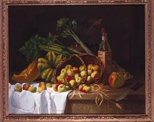 Stilleven met een fles wijn, rabarber en een omgekeerd mandje met appels op een tafel