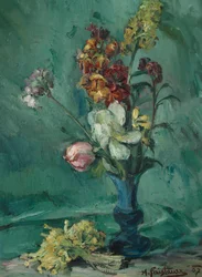 Bloemen in blauwe vaas en bos primula