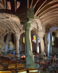 Spanje, regio Catalonië, provincie Barcelona, Baix Llobregat, Santa Coloma de Cervelló, kerk van Colonia Güell, kerkcrypt