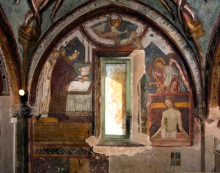 Links, paus Gregorius IX wijdt de kapel in, rechts, de Pietà, fresco door Antonio Aquili