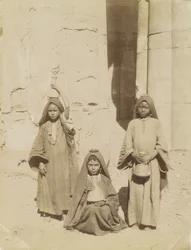 Arabische meisjes dragen water, Egypte