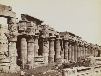 Philae, uitzicht vanuit het zuidoosten van de West Colonnade bij de Tempel van Isis