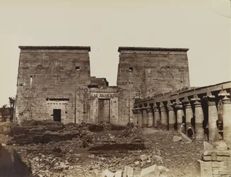 Philae, zicht op de pyloon met zuilen