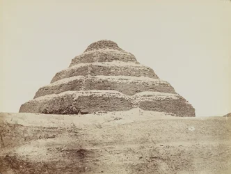 Piramide van Saqqara, uitzicht vanuit het zuidoosten op de Trappiramide