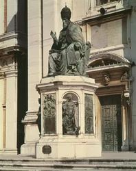 Monument voor paus Sixtus V buiten de basiliek in Loreto