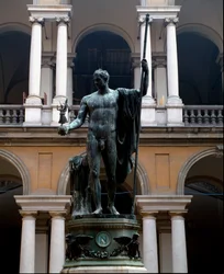 Napoleon Bonaparte (1769-1821), voorgesteld als Mars de Vredestichter. Bronzen sculptuur van Antonio Canova (1757-1822), 1809. H. 325 x 125 cm. Binnenplaats van het Palazzo Brera, Milaan