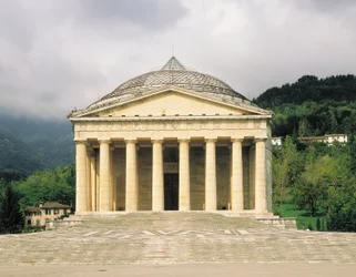 Pronaos, Canova-tempel (Tempio Canoviano) of aartspriesterkerk van de Heilige Drie-eenheid, ontworpen door Antonio Canova (1757-1822), Possagno, Veneto, Italië