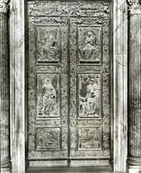 Reliëfpaneel deur versierd met scènes van Christus, de Maagd, SS. Petrus en Paulus en het leven van paus Eugenius IV