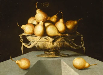 Peren in een kom op een stenen sokkel