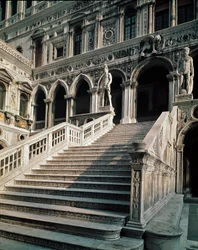 Uitzicht op de Scala dei Giganti (trap van de Reuzen) die leidt naar de ingang van het Dogenpaleis (palazzo ducale) gemaakt door Antonio Rizzo (1430-1499) 1483-1491 Venetië