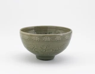 Serveerschaal in stijl van Longquan aardewerk, vroege 19e eeuw