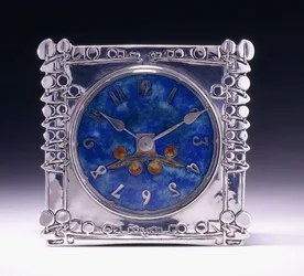 Een vierkante klok met een Keltisch motief in de Arts & Crafts-stijl