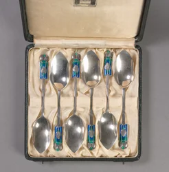 Set van zes Lepels in Originele Doos, fabrikant Liberty and Company, c.1895-1910