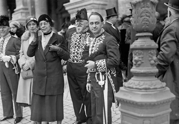 De Italiaanse natuurkundige Enrico Fermi (1901-1954 Nobelprijs voor Natuurkunde in 1938) in ceremoniële kleding op een evenement van de Koninklijke Academie van Italië