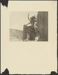 [Vrouw gekleed in indianenkostuum in de woestijn].