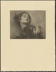 [Vrouw met waaier van pauwenveren]