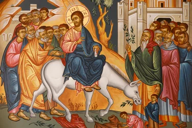 De intocht van Jezus in Jeruzalem op Palmzondag. St Elie kerk, Rabieh, 2022 (foto). Schilderij met