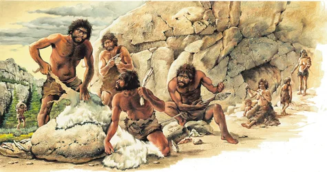 Prehistorie Paleolithicum: Jagers gebruiken de huid van gedode betes en maken gereedschap en wapens (speer).