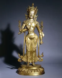 Een verguld-bronzen figuur van Padmapani staand in tribhanga, dragend bodhisattva sieraden en een kroon, 18e eeuw