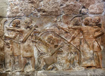 Assyrische legerboogschutters die een versterkte stad veroveren, reliëf uit Nimrud, c.865 v.Chr.