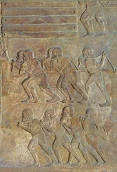 Detail van een reliëf dat het opstapelen van hout aan de kust voor transport over zee afbeeldt, uit het paleis van Sargon II, Khorsabad, Irak