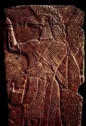 Oosterse Oudheden: detail van een albasten reliëf dat een beschermende geest met een mannenlichaam en een adelaarskop voorstelt, uit het paleis van Sargon II of Sharroukin, koning van Assyrië in Dur-Sharrukin (huidig Khorsabad, Irak)