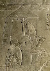 Reliëf met de wagen van koning Assurbanipal (669-626 v.Chr.) en detail van het baldakijn, uit het paleis van Assurbanipal in Nineve (steen)