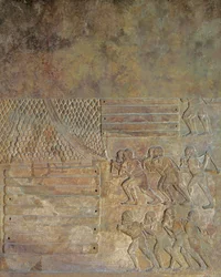 Reliëf dat het inslaan van hout aan de kust voor transport over zee afbeeldt, uit het Paleis van Sargon II, Khorsabad, Irak