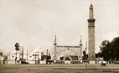 Grenoble (Isere, Dauphine): Internationale Tentoonstelling van Witte Kolen en Toerisme in 1925 - de monumentale ingang en de Oriëntatietoren (Perret Tower) - Gebouwd door de broers Auguste (1874-1954) en Gustave (1876-1952) Perret, 95 meter hoog en bijna 8
