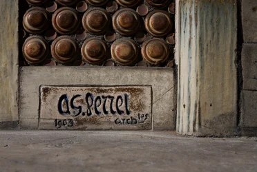 Gevel van een woonhuis, detail met de handtekening