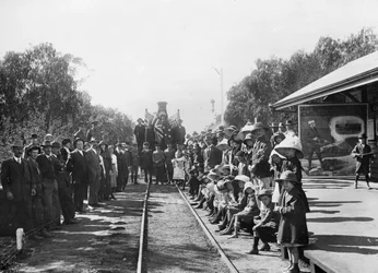 Een rondreizende wervings trein op het treinstation met enkele burgers van de stad (Donor Queensland Recruiting Committee), Wallumbilla, Queensland, c.1916