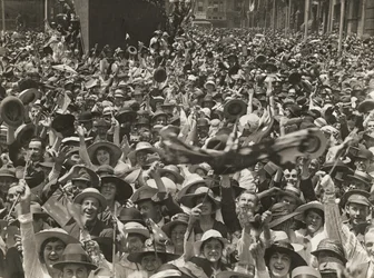 Menigte op Martin Place, Sydney, viert het nieuws van de ondertekening van de wapenstilstand, 11 november 1918