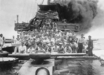 Groepsportret van enkele niet-geïdentificeerde bemanningsleden van HMAS Sydney, getoond op het dek terwijl hun schip de collier Buresk achtervolgt nabij Cocos Island, 9 november 1914