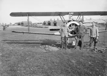 Luitenants Jack Henry Weingarth (links), Roy George Smallwood (midden), en Vincent George Sheppard, van No. 4 Squadron, Australian Flying Corps, voor een van de Squadrons Sopwith Camel