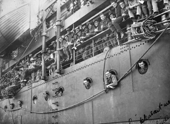 Leden van het Australische Vliegkorps op het dek van Troopship Kaiser-I-Hind die hen terug naar Australië bracht, Adelaide, Zuid-Australië, 14 juni 1919
