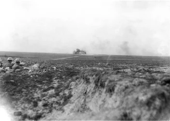 Waarnemers (links) kijken naar Australische artillerie die de Duitsers beschiet in de Hindenburglinie op 27 mei 1917